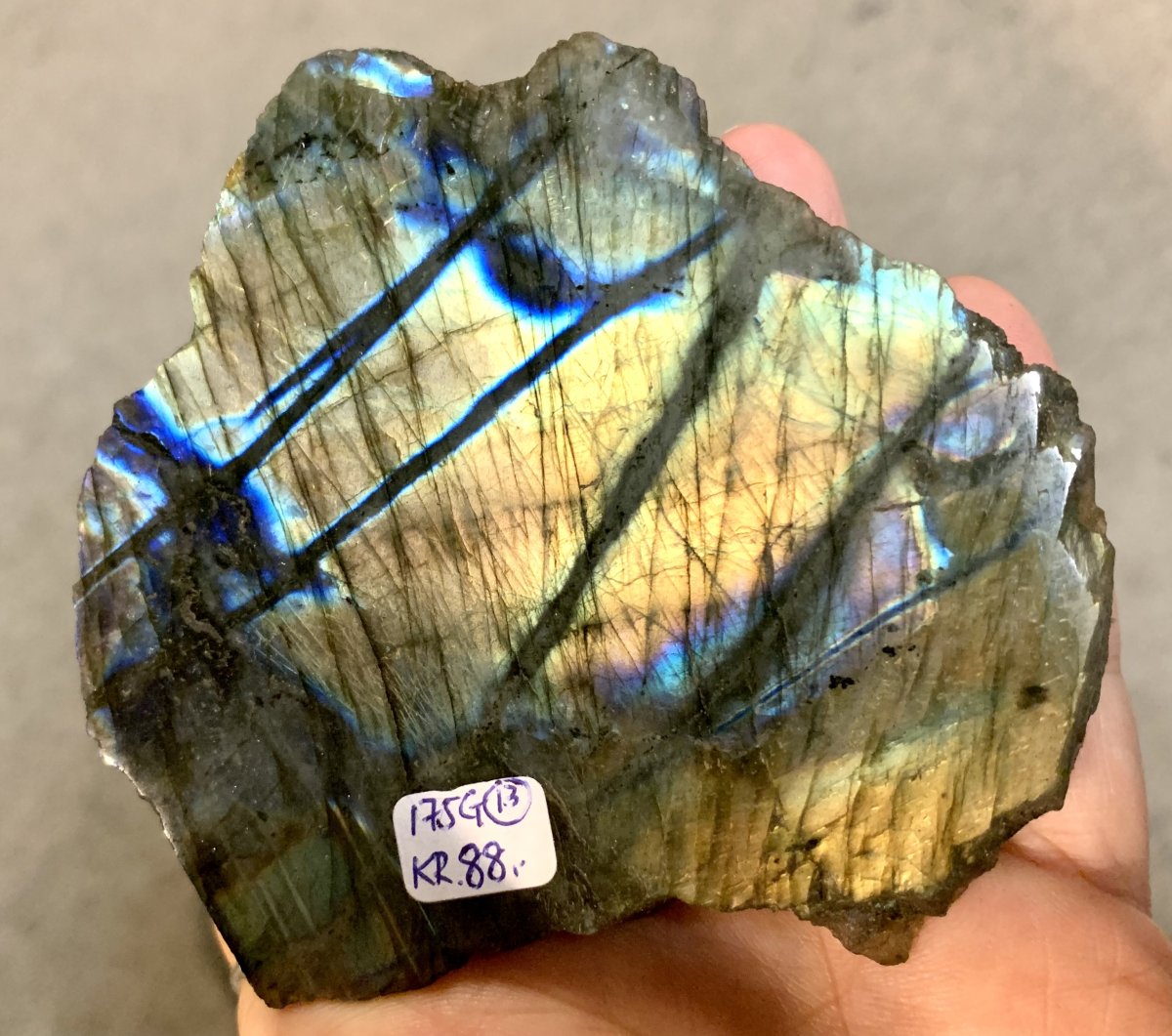 Labradorit 1/2 poleret og 1/2 rå krystalmadsen´S