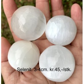 Selenit kugle 3-4cm