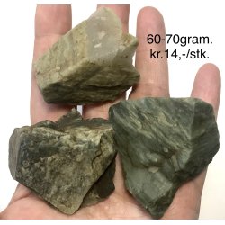 Natur r� gr�n rutilkvarts, 60-70gram. 