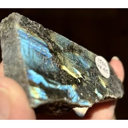 Labradorit 1/2 poleret og 1/2 r�, 150gram. 