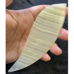 Calcit gua sha. Ca. 4x11cm