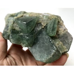 Grn flourit kubus klynge. 601gram. 