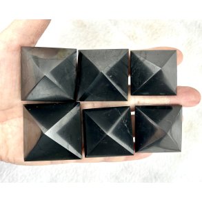 Shungit pyramide. 4x4cm. 