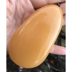 Gul honing calcit hndstykke. Ca. 200gram. 9cm
