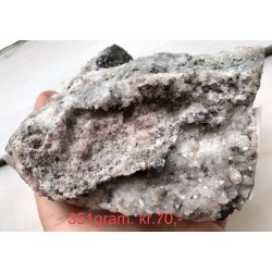 Kvarts, Galena, Dolomit og chalcopyrit. 