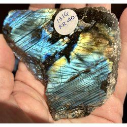 Labradorit 1/2 poleret og 1/2 r�, 131gram. 