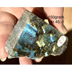 Labradorit 1/2 poleret og 1/2 r�, 150gram. 
