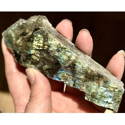 Labradorit 1/2 poleret og 1/2 r�, 180gram. 