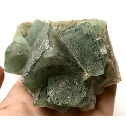 Grn flourit kubus klynge. 421gram. 