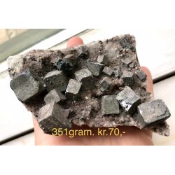 Kvarts, Galena, Dolomit og chalcopyrit. 