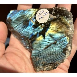 Labradorit 1/2 poleret og 1/2 r�, 131gram. 