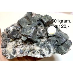 Kvarts, Galena, Dolomit og chalcopyrit.