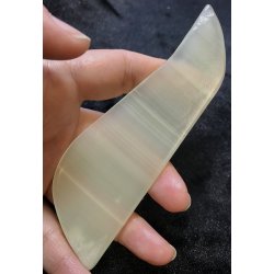 Calcit gua sha. Ca. 4x11cm