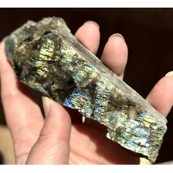 Labradorit 1/2 poleret og 1/2 r�, 180gram. 