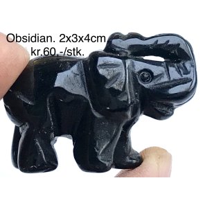 Sort obsidian. 2x3x4cm. 