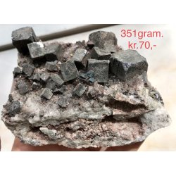 Kvarts, Galena, Dolomit og chalcopyrit. 