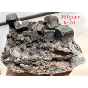 Kvarts, Galena, Dolomit og chalcopyrit. 