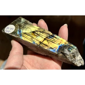 Labradorit 1/2 poleret og 1/2 r�, 188gram. 