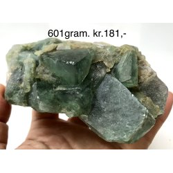 Grn flourit kubus klynge. 601gram. 