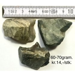 Natur r� gr�n rutilkvarts, 60-70gram. 