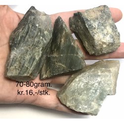 Natur r� gr�n rutilkvarts, 70-80gram. 