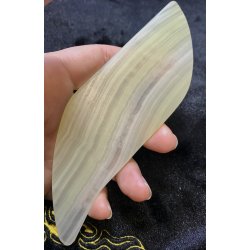 Calcit gua sha. Ca. 4x11cm