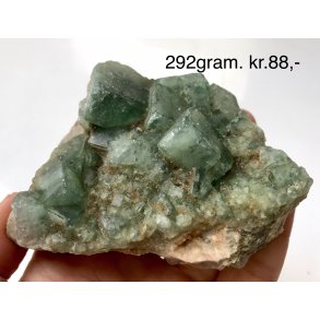 Grn flourit kubus klynge. 292gram. 