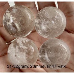 Bjergkrystal sm� kugle 31-32gram. 28mm�. 