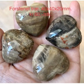 Forstenet tr hjerte. 40x40x20mm.  