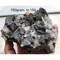 Kvarts, Galena, Dolomit og chalcopyrit. 