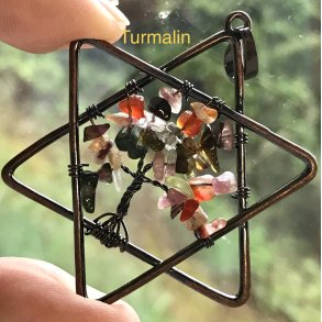 4cm. livets tr� vedh�ng med turmalin