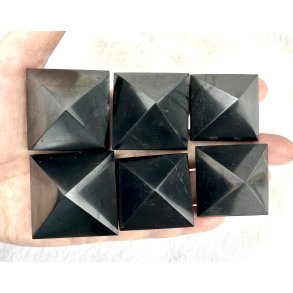 Shungit pyramide, 3x3cm. 