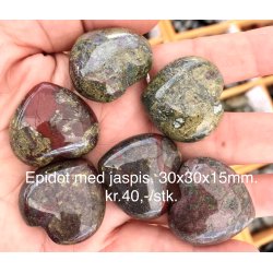 Epidot sten hjerte. 30x30x15mm. 