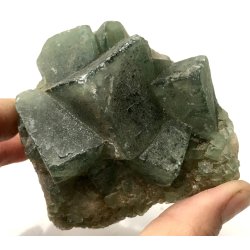 Grn flourit kubus klynge. 421gram. 