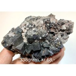 Kvarts, Galena, Dolomit og chalcopyrit.