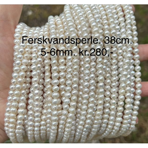 Ferskvandsperle ca.38cm. 5-6cm. 