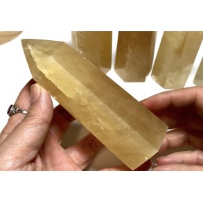 Mellem store honning calcit krystal tårn