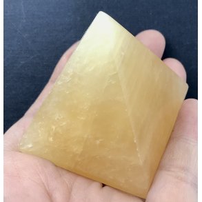 Honning calcit pyramide