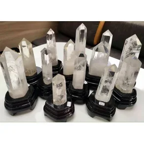 Mellem bjergkrystal tårn med fod