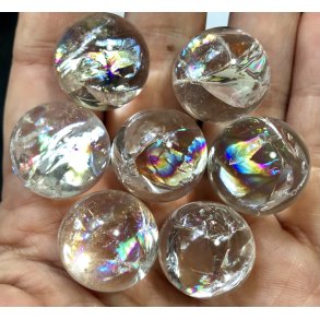 Små regnbue bjergkrystal kugle.